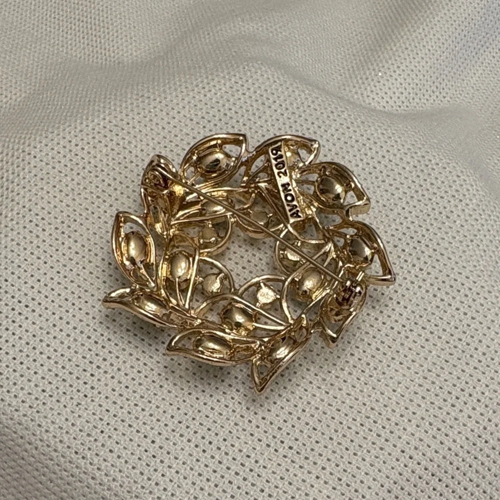 Avon Fashions Elegant Gold and Green Leaf Brooch NNT Rhinestones